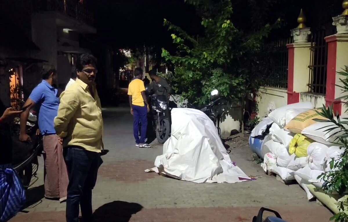 கவுன்சிலர் திடீர் ஆய்வு... ரேஷன் கடைகள் அருகில் பதுக்கி வைக்கப்பட்டிருந்த ரேஷன் அரிசி பறிமுதல்