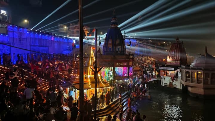 Haridwar: हरिद्वार में उत्तराखंड स्थापना दिवस और दीपोत्सव को लेकर भव्य कार्यक्रम का आयोजन किया गया. जिसमें मुख्यमंत्री पुष्कर सिंह धामी ने शिरकत की. हरिद्वार के घाटों पर 3 लाख से अधिक दीप जलाये गए.