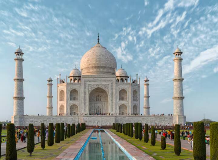 ਤਾਜ ਮਹਿਲ ਦਾ ਮੁੱਖ ਹਿੱਸਾ ਸੰਗਮਰਮਰ ਦਾ ਬਣਿਆ ਹੋਇਆ ਹੈ। ਸੰਗਮਰਮਰ ਇੱਕ ਪਾਰਦਰਸ਼ੀ ਪੱਥਰ ਹੈ ਜੋ ਰੋਸ਼ਨੀ ਨੂੰ ਜਜ਼ਬ ਕਰਦਾ ਹੈ ਅਤੇ ਇਸਨੂੰ ਵਾਪਸ ਦਰਸਾਉਂਦਾ ਹੈ। ਸੂਰਜ ਦੀਆਂ ਵੱਖ-ਵੱਖ ਕਿਰਨਾਂ ਸੰਗਮਰਮਰ ਨੂੰ ਮਾਰਦੀਆਂ ਹਨ ਅਤੇ ਵੱਖ-ਵੱਖ ਰੰਗਾਂ ਵਿੱਚ ਪ੍ਰਤੀਬਿੰਬਿਤ ਹੁੰਦੀਆਂ ਹਨ।