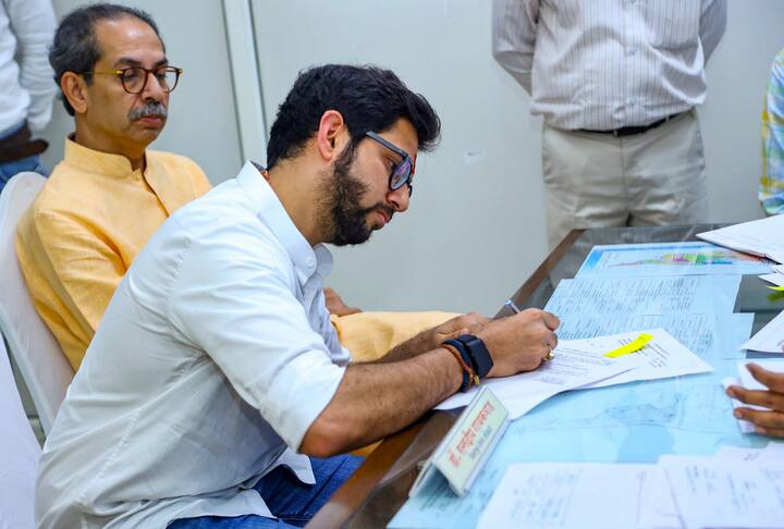 इसको लेकर शिवसेना यूबीटी के नेता और पूर्व मंत्री आदित्य ठाकरे ने भी निर्वाचन आयोग के इस तरह जांच करने पर सवाल उठाए हैं. उन्होंने कहा कि उद्धव ठाकरे की बेशर्मी से तलाशी लेकर उनकी सभाओं में देरी की जा रही है. यह संस्था कितनी शर्मनाक साबित हो रही है.