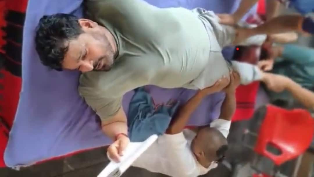 Watch: बृजभूषण सिंह का मसाज करवाते वीडियो वायरल, सागर आजमी का गाना गाते भी दिखे पूर्व WFI चीफ Video Brij Bhushan Singh getting massage viral former WFI chief also seen singing Sagar Azmi song Watch: बृजभूषण सिंह का मसाज करवाते वीडियो वायरल, सागर आजमी का गाना गाते भी दिखे पूर्व WFI चीफ