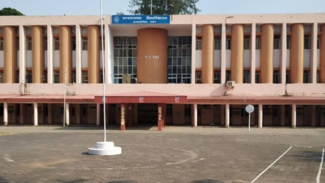 Bhopal Barkatullah University Controversy warden stopped girl students going to temple and reading Sunderkand MP Bhopal: बरकतुल्लाह यूनिवर्सिटी की छात्राओं ने वॉर्डन पर लगाया मंदिर जाने से रोकने का आरोप, ABVP ने किया विरोध प्रदर्शन