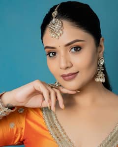 Sreemukhi : బ్యూటీఫుల్ లుక్​లో శ్రీముఖి.. ఆరెంజ్ డ్రెస్​లో ఓరేంజ్​లో ఉందిగా