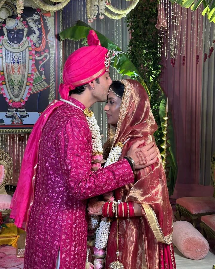 हिमांश इन फोटोज में डार्क पिंक शेड की शेरवानी पहने हुए हैं. उन्होंने रेड कलर की पगड़ी पहनी है. शादी की इन फोटोज में एक्टर अपनी पत्नी के माथे को किस कर उनपर प्यार बरसाते दिखे.