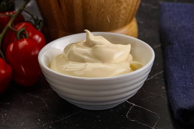 मेयोनीज में डुबा-डुबाकर सैंडविच, मोमोज, फ्रेंच फ्राइस, फिंगर चिप्स का मजा ले रहे हैं तो सावधान हो जाइए. फास्टफूडस के साथ खाया जाने वाला आपका पसंदीदा मेयोनीज (Mayonnaise) सेहत के लिए नुकसानदायक हैं. इससे सेहत को खतरनाक तरीके से नुकसान पहुंच सकता है. इसे खाने से फूड पॉयजनिंग, वेट गेन, पाचन बिगड़ने जैसी कई समस्याएं हो सकती हैं. मेयोनीज दिल और तमाम अंगों के लिए भी हानिकारक है. आइए जानते हैं इससे दूरी क्यों बनानी चाहिए