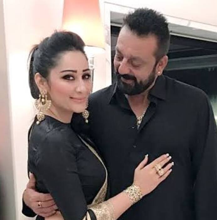 संजय दत्त की पत्नी मान्यता दत्त का असली नाम दिलनवाज शेख है और वे मुस्लिम धर्म से हैं दोनों ने 2008 में गोवा में शादी कर ली. तब से वे एक-दूसरे के सबसे बड़े सपोर्टर हैंऔर इन्होंने साथ में बहुत कुछ सहा है. इस जोड़ी के भी दो बच्चे हैं एक बेटा और एक बेटी