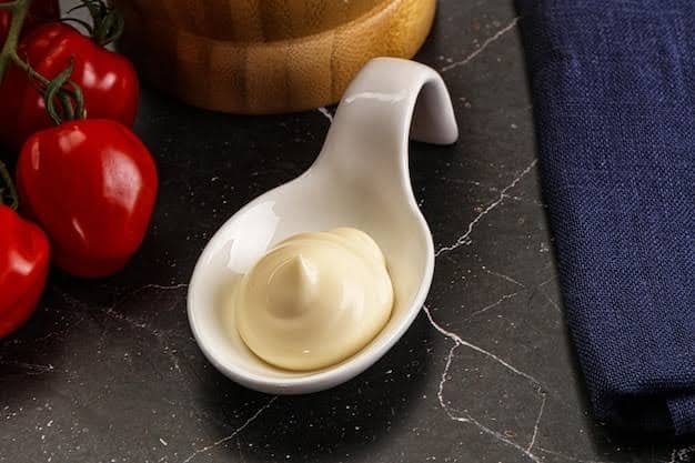 मेयोनीज को तेल, अंडे की जर्दी, नींबू के रस या सिरके से बनाया जाता है. टेस्ट बढ़ाने के लिए इसमें नमक, काली मिर्च, सफेद सरसों और अन्य मसाले भी मिलाए जाते हैं. इसके पेस्ट को गाढ़ा करने तक फेंटा जाता है. बाजार में मिलने वाले मेयोनीज में कई तरह के नुकसानदायक केमिकल्स का इस्तेमाल होता है. सॉर्बेट्स और बेंजोएट जैसे सबसे आम प्रिजर्वेटिव मेयोनीज बनाने में यूज किए जाते हैं.