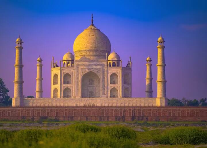 ਇਸ ਤੋਂ ਇਲਾਵਾ ਵਾਤਾਵਰਨ ਵਿੱਚ ਮੌਜੂਦ ਧੂੜ, ਧੂੰਆਂ ਅਤੇ ਨਮੀ ਵੀ ਤਾਜ ਮਹਿਲ ਦੇ ਰੰਗ ਨੂੰ ਪ੍ਰਭਾਵਿਤ ਕਰਦੀ ਹੈ।