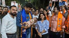 Avinash Jadhav: मला एक संधी द्या, हातात फलक, खांद्यावर उपरणं...; राज ठाकरेंचा अविनाश जाधव थेट ठाणे रेल्वे स्थानकावर, Photo's