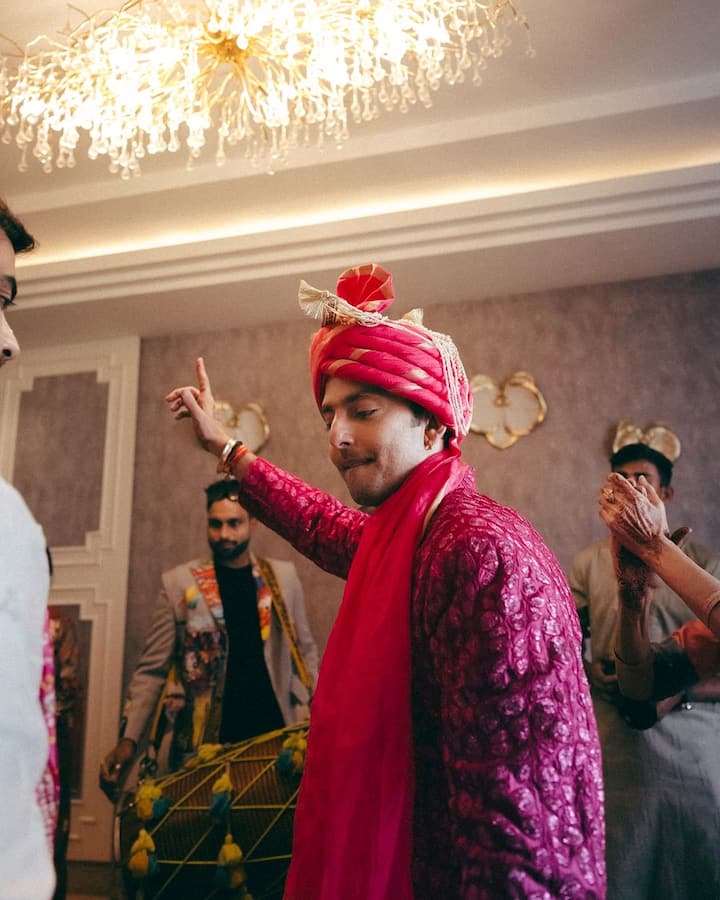 वहीं दूल्हा बनने के बाद हिमाशं डांस करते हुए भी दिखाई दिए. इस दौरान शादी की खुशी उनके चेहरे पर साफ झलक रही है.