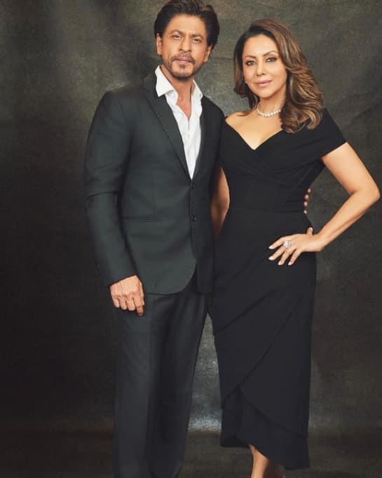 बॉलीवुड के बादशाह और रोमांस के किंग शाहरुख खान को कैसे भूल सकते हैं. एक्टर की रियल लाइफ स्टोरी किसी फिल्म से कम नहीं है. अभिनेता अपनी पत्नी गौरी से तब मिले जब वह 18 साल के थे और गौरी केवल 14 साल की थीं. गौरी हिंदू हैं और शाहरुख खान मुस्लिम धर्म से हैं. इस जोड़ी ने भी मजहब की बेड़ियां तोड़कर शादी रचाई. आज ये तीन बच्चों सुहाना, आर्यन और अबराम के माता-पिता हैं.