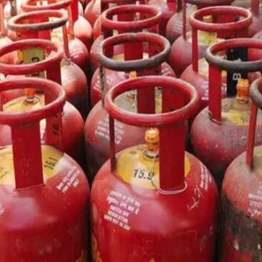 ਸਰਕਾਰ ਇਨ੍ਹਾਂ ਲੋਕਾਂ ਨੂੰ ਘੱਟ ਕੀਮਤ 'ਤੇ ਰਾਸ਼ਨ ਮੁਹੱਈਆ ਕਰਵਾਉਂਦੀ ਹੈ। ਇਸ ਦੇ ਲਈ ਭਾਰਤ ਦੇ ਵੱਖ-ਵੱਖ ਰਾਜਾਂ ਦੀਆਂ ਰਾਜ ਸਰਕਾਰਾਂ ਰਾਸ਼ਨ ਕਾਰਡ ਜਾਰੀ ਕਰਦੀਆਂ ਹਨ। ਰਾਸ਼ਨ ਕਾਰਡ ਧਾਰਕਾਂ ਨੂੰ ਘੱਟ ਕੀਮਤ 'ਤੇ ਰਾਸ਼ਨ ਦੀ ਸਹੂਲਤ ਹੀ ਨਹੀਂ ਮਿਲਦੀ। ਸਗੋਂ ਸਰਕਾਰ ਵੱਲੋਂ ਹੋਰ ਲਾਭ ਵੀ ਦਿੱਤੇ ਜਾਂਦੇ ਹਨ।