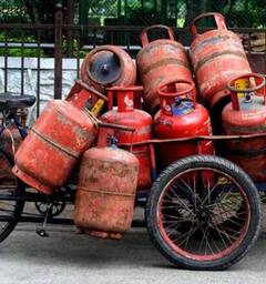 ਇੱਥੇ ਰਾਸ਼ਨ ਕਾਰਡ ਧਾਰਕਾਂ ਨੂੰ ਸਿਰਫ 450 ਰੁਪਏ 'ਚ ਮਿਲੇਗਾ ਗੈਸ ਸਿਲੰਡਰ, ਜਾਣੋ ਵਜ੍ਹਾ