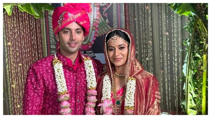 Yaariyaan actor Hemansh Kohli has tied the knot in an intimate ceremony at a temple in Delhi.