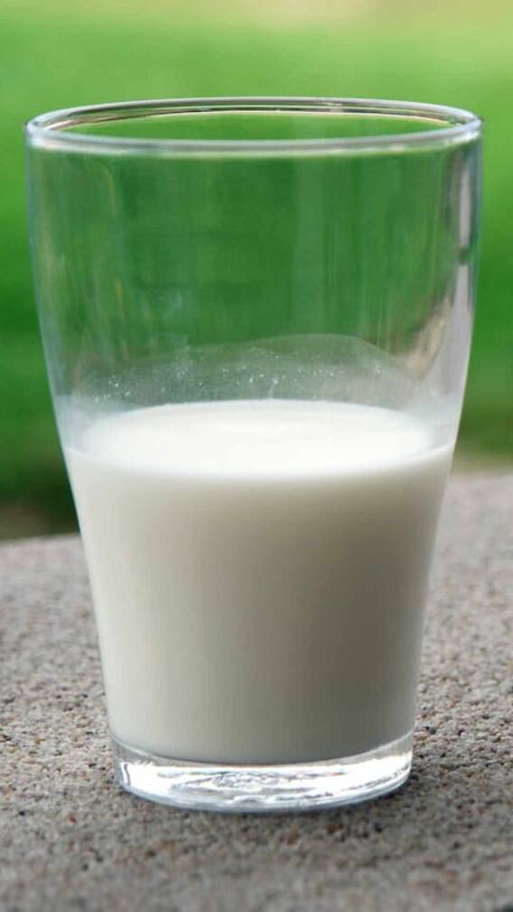 रात में दूध में मिलाकर खाएं ये चीज, लोहे सा मजबूत होगा शरीर