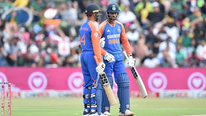 अभिषेक ने इस पारी के दम पर कई रिकॉर्ड तोड़े. अभिषेक एक साल में सबसे ज्यादा टी20 छक्के लगाने के मामले में कई दिग्गज खिलाड़ियों को पीछे छोड़ दिया.