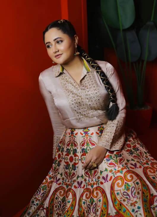 रश्मि ने आगे कहा, “इंटरनेट पहले से ही ऐसी कई कहानियों से भरा पड़ा है. मुझे याद है कि मुझे एक ऑडिशन के लिए बुलाया गया था और जब मैं वहां गई तो वहां उस आदमी के अलावा कोई नहीं था. मैं तब सिर्फ 16 साल की थी.