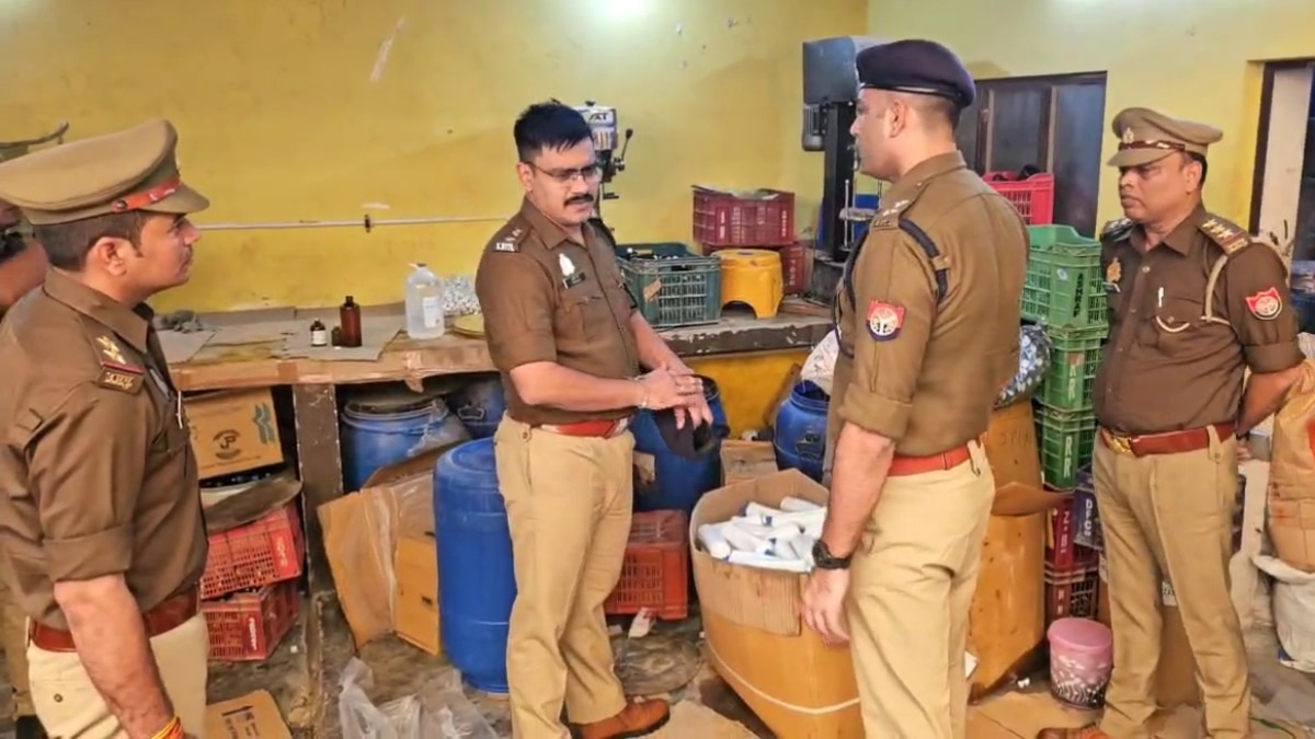 आगरा में नकली दवा माफिया पर पुलिस ने कसा शिकंजा, करोड़ों की मशीनर और रॉ मटेरियल बरामद