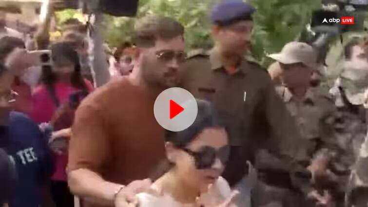 cricketer ms dhoni with wife sakshi cast his vote in ranchi in jharkhand assembly election 2024 Watch: રાંચીમાં પત્ની સાથે મત નાંખવા પહોંચ્યો ધોની, લોકોનું આવું હતુ રિએક્શન
