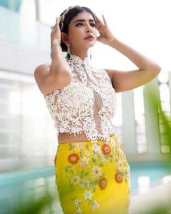 Manchu Lakshmi : వైట్ టాప్​తో హీటెక్కిస్తున్న మంచు లక్ష్మీ.. మెర్మైడ్ డ్రెస్​లో హాట్​గా ఉంది కదూ