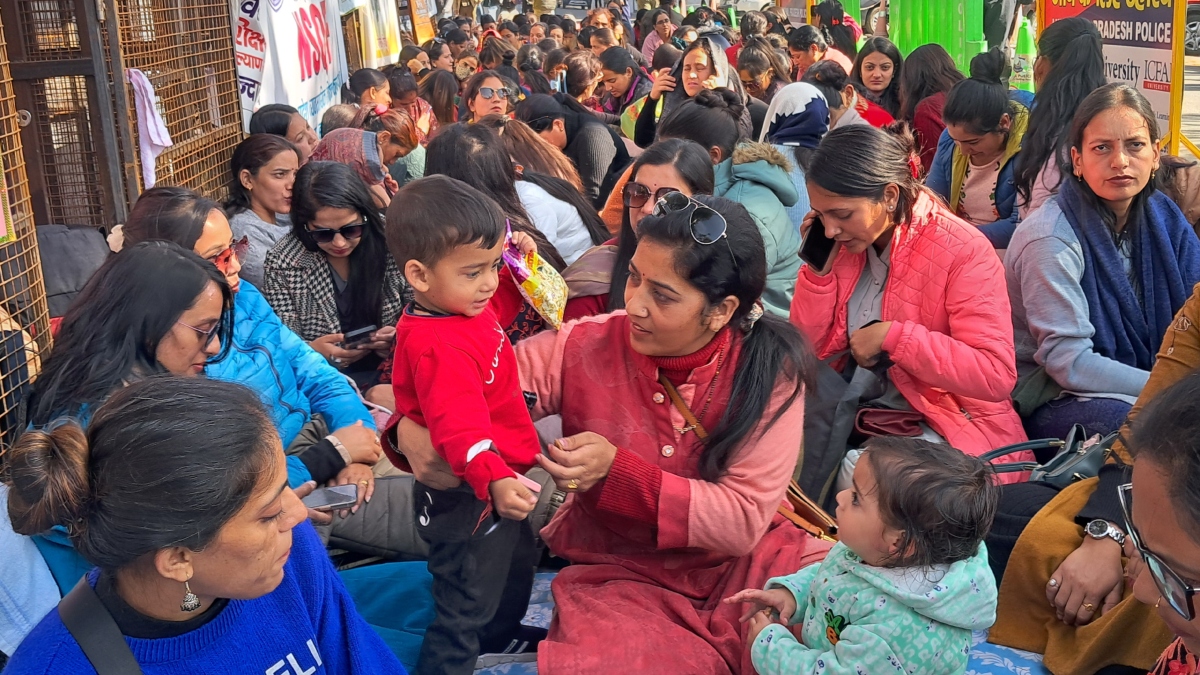 मजबूरी में भी मजबूत मां! शिमला में छोटे बच्चों के साथ टीचर्स का धरना जारी, कंपनियों के खिलाफ खोला मोर्चा