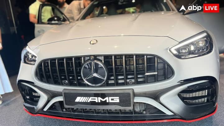 Mercedes AMG C 63 Launched In India: मर्सिडीज ने अपनी एक और शानदार कार भारत में लॉन्च कर दी है. इस कार की पावर और परफॉर्मेंस इसे खास बनाती है. इस लग्जरी कार की कीमत दो करोड़ रुपये के करीब है.