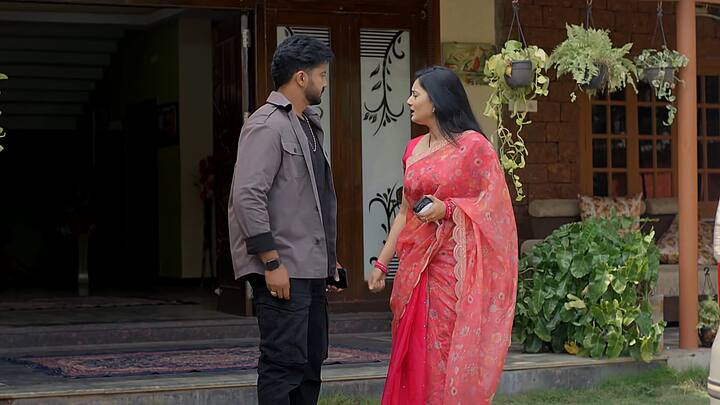 ఇంతలో క్రిష్ వచ్చి బయటకు వెళ్లాలని చెప్పి వెళ్లిపోతాడు.. ఇంతలో సత్య వచ్చి నన్ను బయటకు తీసుకెళ్తాను అన్నావ్ కదా అంటూ కారెక్కుతుంది.