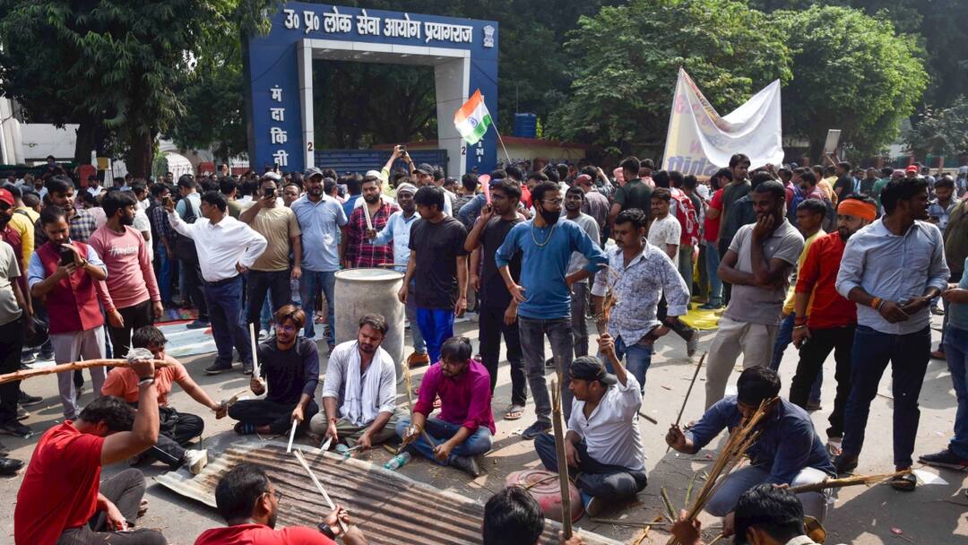 UPPSC Exam candidate protest police ragistered FIR against 2 named and many unidentified people ann UPPSC छात्रों के प्रदर्शन पर पुलिस सख्त, 2 नामजद समेत कई अज्ञात के खिलाफ FIR, 11 हिरासत में