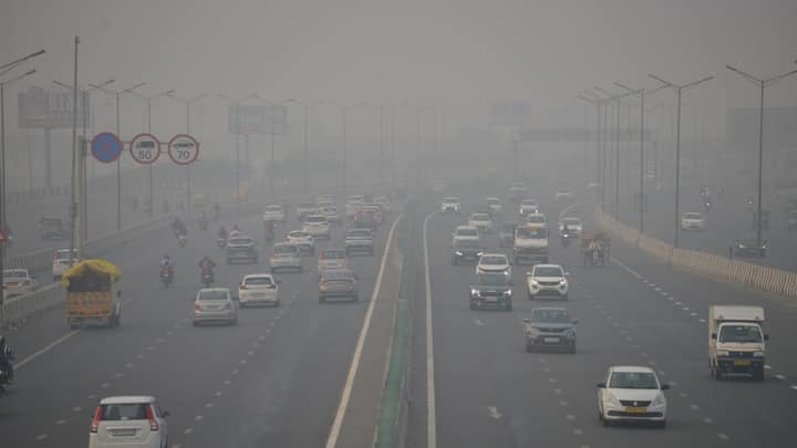 Delhi Pollution: दिल्ली में दिवाली के बाद से ही वायु प्रदूषण का स्तर बेहद खराब होता जा रहा है. सीजन में पहली बार यहां एक्यूआई गंभीर श्रेणी में पहुंचा है.