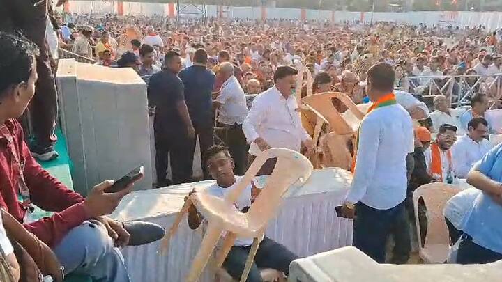 योगी आदित्यनाथ यांनी विदर्भातून महाराष्ट्रातील प्रचारसंभांचा धडाका सुरू केला असून पहिल्याच सभेत बटेंगे तो कटेंगे असा नारा दिला होता. त्यांच्या या घोषणेवरुन विरोधकांनी महायुतीवर टीका केली आहे.