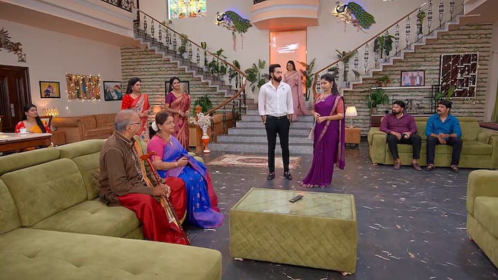 నాతో డిస్కస్ చేయాలా వద్దా అని రాజ్ నిలదీస్తే.. నేను తీసుకునే నిర్ణయాలను నా కింది వాళ్లతో డిస్కస్ చేయాల్సిన అవసరం లేదు మిస్టర్ మేనేజర్ అంటుంది