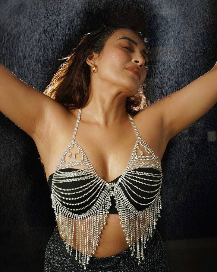તેણે ઘણા ગીતોના વીડિયોમાં કામ કર્યું છે અને પોતાનો ચાર્મ બતાવ્યો છે. આ સાથે તે સોશિયલ મીડિયા પર પણ એક્ટિવ જોવા મળે છે.