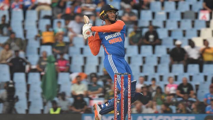 अभिषेक ने एक और खास रिकॉर्ड अपने नाम किया. वे टी20 इंटरनेशनल मैच के पॉवर प्ले के दौरान सबसे ज्यादा छक्के लगाने के मामले में संयुक्त रूप से दूसरे नंबर पर पहुंच गए हैं.