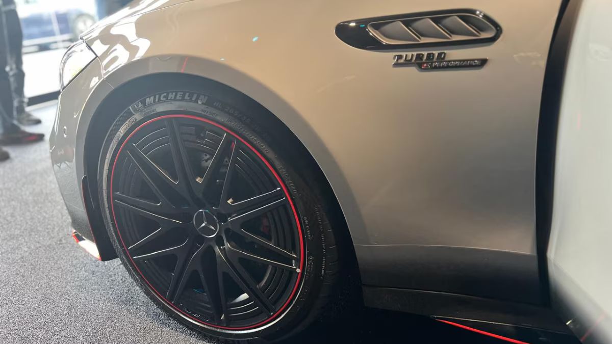 Mercedes AMG C 63 SE: தொழில்நுட்ப அம்சங்களால் நிரம்பி வழியும் மெர்சிடஸ் AMG C 63 SE - அசுர வேகம், அசத்தும் செயல்திறன்