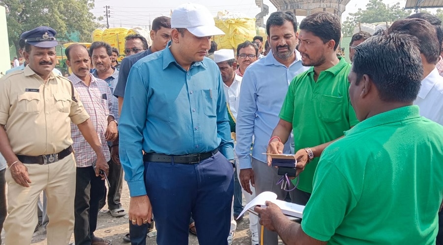 Cotton Farmer Problem: ఆదిలాబాద్ జిల్లాలో పత్తి కొనుగోళ్ళు ప్రారంభం, రైతుల సమస్యలపై గ్రౌండ్ రిపోర్ట్