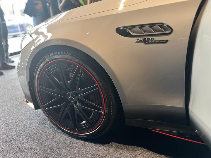 नई मर्सिडीज AMG C63 कुछ अलग है. इस गाड़ी में F1 टेक्नोलॉजी का इस्तेमाल किया गया है. लेकिन ये एक कॉम्पलेक्स हाईब्रिड पावरट्रेन के साथ मार्केट में उतारी गई है.