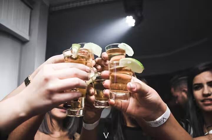 Alcohol Facts: તમે લોકોને આલ્કોહૉલ પીતા અને હેંગઓવર થતા જોયા હશે, પરંતુ શું તમે ક્યારેય વિચાર્યું છે કે આલ્કોહૉલમાં શું થાય છે જેનાથી હેંગઓવર થાય છે?