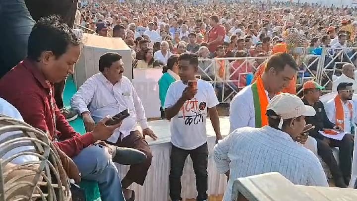 बटेंगे तो कटेंगेचा नारा देणाऱ्यांना महाविकास आघाडीचे नेते सर्वधर्म समभाव आणि संविधानाची आठवण करुन देत आहेत. मात्र, पंतप्रधान नरेंद्र मोदींनीही एक है तो सेफ है ... असा नारा दिला आहे.