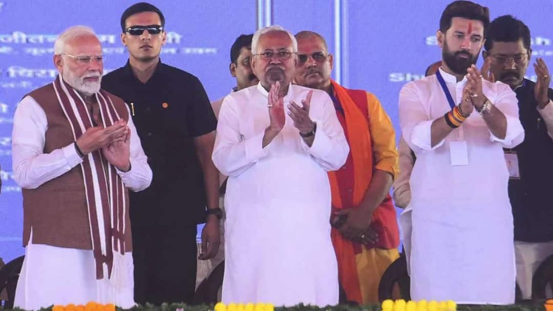 PM Modi inaugurates lays foundation stone multiple development projects worth Rs 12100 crore in Bihar ஆட்டிபடைக்கும் நிதிஷ்.. அள்ளிக்கொடுக்கும் மோடி.. கோடிகளில் புரளும் பீகார்!