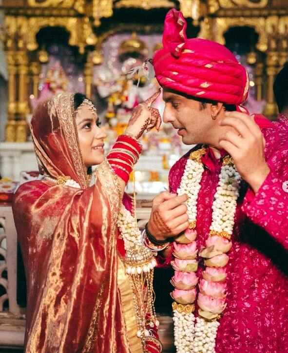 ਹਿਮਾਂਸ਼ ਕੋਹਲੀ ਦੇ ਵਿਆਹ ਦੀਆਂ ਤਸਵੀਰਾਂ ਸੋਸ਼ਲ ਮੀਡੀਆ 'ਤੇ ਅਪਲੋਡ ਹੁੰਦੇ ਹੀ ਵਾਇਰਲ ਹੋਣੀਆਂ ਸ਼ੁਰੂ ਹੋ ਗਈਆਂ। ਤਸਵੀਰਾਂ 'ਚ ਅਦਾਕਾਰ ਆਪਣੀ ਪਤਨੀ ਨਾਲ ਵਿਆਹ ਦੇ ਹਾਲ 'ਚ ਪੋਜ਼ ਦਿੰਦੇ ਨਜ਼ਰ ਆ ਰਹੇ ਹਨ। ਇਨ੍ਹਾਂ ਤਸਵੀਰਾਂ 'ਚ ਹਿਮਾਂਸ਼ ਨੇ ਡਾਰਕ ਪਿੰਕ ਸ਼ੇਡ ਦੀ ਸ਼ੇਰਵਾਨੀ ਪਾਈ ਹੋਈ ਹੈ। ਉਸ ਨੇ ਲਾਲ ਰੰਗ ਦੀ ਪੱਗ ਬੰਨ੍ਹੀ ਹੋਈ ਹੈ। ਵਿਆਹ ਦੀਆਂ ਇਨ੍ਹਾਂ ਤਸਵੀਰਾਂ 'ਚ ਅਦਾਕਾਰ ਆਪਣੀ ਪਤਨੀ ਦੇ ਮੱਥੇ ਨੂੰ ਚੁੰਮ ਕੇ ਉਸ 'ਤੇ ਪਿਆਰ ਦੀ ਵਰਖਾ ਕਰਦੇ ਨਜ਼ਰ ਆਏ।