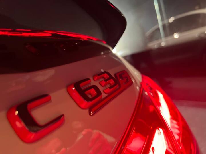 C63 सबसे तेज चलने वाली सेडान कार है. इसका हाई परफॉर्मेंस वर्जन बेहतर लुक के साथ लाया गया है. इस गाड़ी में अलग तरह की AMG ग्रिल लगाई गई है. साथ ही कार में AMG स्पेशल 20-इंच के व्हील्स लगे हैं.