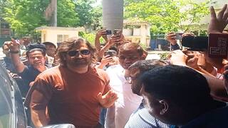 'கடமைதான் முக்கியம்' மனைவியுடன் வந்து வாக்களித்த தல தோனி.. யாருக்கா இருக்கும்? 