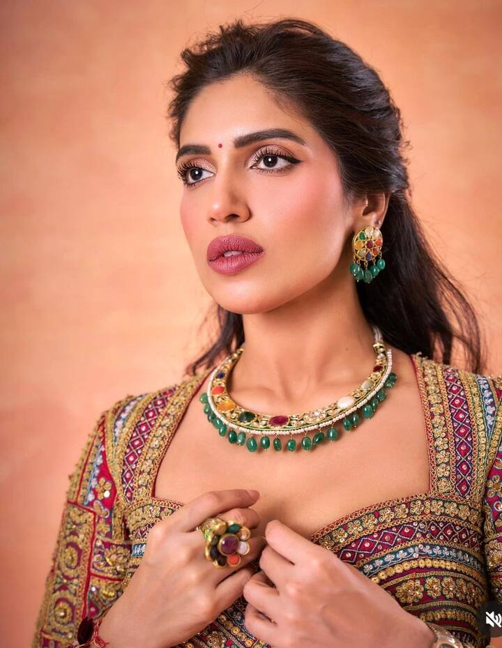 Bhumi did not do any dieting, just followed the exercise routine. Bhumi included Pilates, running, strength and weight training in her routine. Therefore, do exercise, dance, yoga practice or sports activities regularly for 30 to 45 minutes every day and do not let the routine exercise get spoiled.