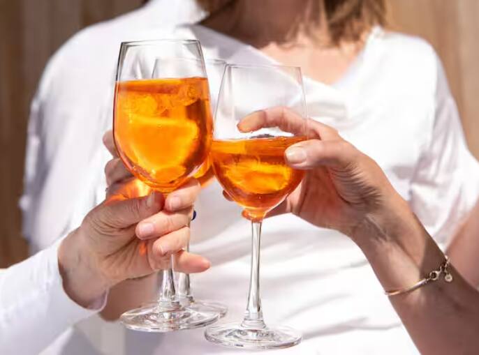 ਤੁਹਾਨੂੰ ਦੱਸ ਦਈਏ ਕਿ ਸ਼ਰਾਬ ਪੀਣ ਤੋਂ ਬਾਅਦ ਸਾਡੇ ਸਰੀਰ ਅਤੇ ਦਿਮਾਗ ਵਿੱਚ ਕਈ ਬਦਲਾਅ ਹੁੰਦੇ ਹਨ। ਵਿਗਿਆਨੀਆਂ ਦੇ ਅਨੁਸਾਰ, ਅਲਕੋਹਲ ਨਰਵਸ ਸਿਸਟਮ 'ਤੇ ਡਿਪਰੈਸ਼ਨ ਦਾ ਕੰਮ ਕਰਦਾ ਹੈ। ਇਸਦਾ ਮਤਲਬ ਹੈ ਕਿ ਇਹ ਸਾਡੇ ਦਿਮਾਗ ਵਿੱਚ ਰਸਾਇਣਕ ਸੰਦੇਸ਼ਵਾਹਕਾਂ ਨੂੰ ਪ੍ਰਭਾਵਿਤ ਕਰਦਾ ਹੈ, ਜਿਸਨੂੰ ਨਿਊਰੋਟ੍ਰਾਂਸਮੀਟਰ ਕਿਹਾ ਜਾਂਦਾ ਹੈ।