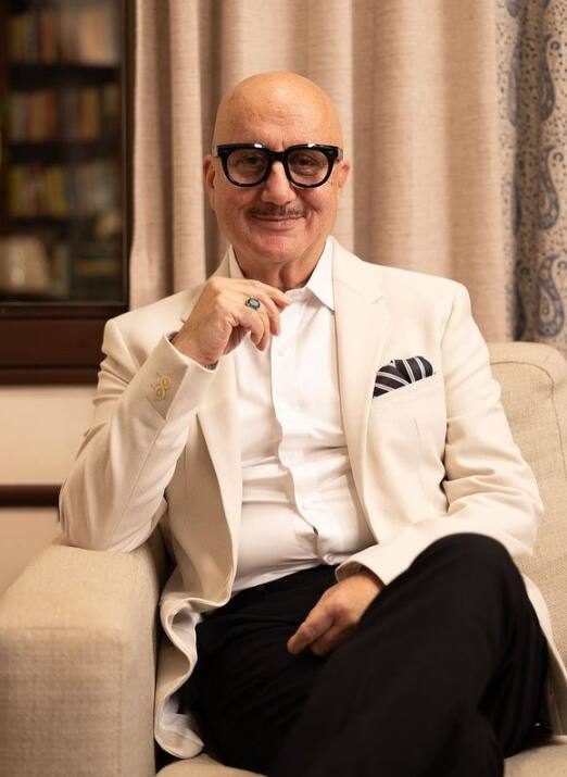 आपको जानकर ताज्जुब होगा कि अनुपम पूरी जिंदगी किराये के घर में रहे हैं. अपनी फिल्म विजय 69 के प्रमोशन के दौरान एक्टर ने इसकी वजह का भी खुलासा किया था और ये भी बताया था कि उन्होंने आखिर अपना घर क्यों नहीं खरीदा.