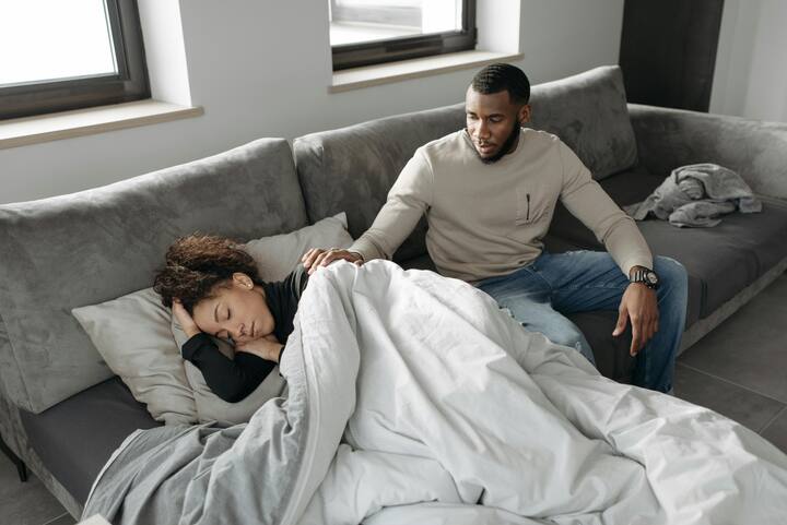 बुखार होने के कई कारण हो सकते हैं, जिसमें संक्रमण, दवाएं, कैंसर, ऑटोइम्यून रोग शामिल हैं. ऑटोइम्यून रोगों में शरीर की प्रतिरक्षा प्रणाली स्वयं के ऊतकों पर हमला करती है, जिससे बुखार हो सकता है.