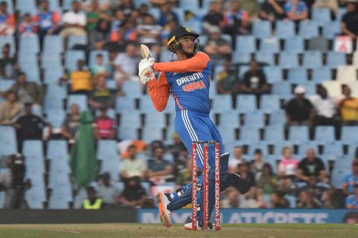 भारत आणि दक्षिण आफ्रिका यांच्यातील तिसरी टी 20 मॅच सुरु आहे. भारतानं पहिल्यांदा फलंदाजी करताना 6 बाद 219 धावा केल्या. अभिषेक शर्माचं अर्धशतक आणि  तिलक वर्माच्या शतकाच्या जोरावर भारतानं ही धावसंख्या केली.