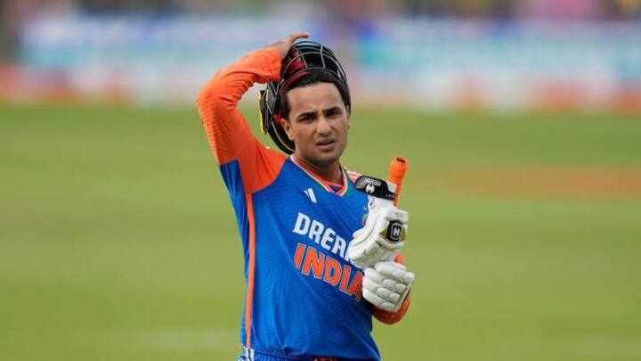 अभिषेक दक्षिण अफ्रीका के खिलाफ पॉवर प्ले के दौरान चार छक्के लगाए. यह रिकॉर्ड रोहित के नाम है. रोहित ने 5 छक्के लगाए हैं.