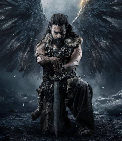 सूर्या की दमदार परफॉर्मेंस: साउथ सुपरस्टार सूर्या अपनी एक्टिंग के डाइवर्स रेंज और गहरे इमोशन्स के लिए पहचाने जाते हैं. फिल्म कंगुवा में उनकी एक्टिंग को एक और नए आयाम मिलता है. इस किरदार के लिए उन्होंने खुद को पूरी तरह से बदल लिया है, जो शारीरिक और मानसिक दोनों ही तरह से चुनौतीपूर्ण है.