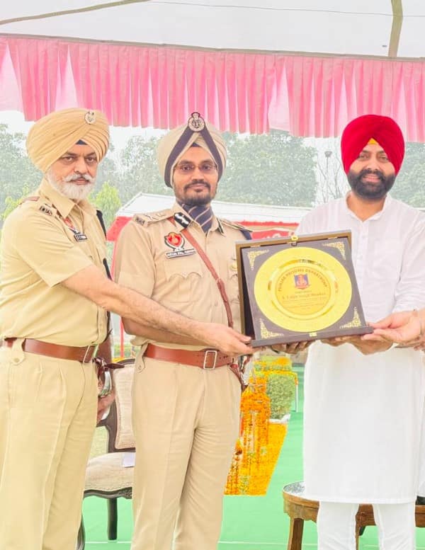 ਇਨ-ਸਰਵਿਸ ਟ੍ਰੇਨਿੰਗ ਸੈਂਟਰ ਕਪੂਰਥਲਾ ਵਿਖੇ ਪੰਜਾਬ ਜੇਲ੍ਹ ਵਿਭਾਗ ਦੇ 173 ਵਾਰਡਨ ਅਤੇ 6 ਮੈਟਰਨਾ ਦੀ ਪਾਸਿੰਗ ਆਊਟ ਪਰੇਡ ਮੌਕੇ ਸੰਬੋਧਨ ਕਰਦਿਆਂ ਲਾਲਜੀਤ ਸਿੰਘ ਭੁੱਲਰ ਨੇ ਕਿਹਾ ਕਿ CM ਭਗਵੰਤ ਸਿੰਘ ਮਾਨ ਦੀ ਅਗਵਾਈ ਹੇਠ ਪੰਜਾਬ ਸਰਕਾਰ ਵਲੋਂ ਜੇਲ੍ਹਾਂ ਦੀ ਸੁਰੱਖਿਆ ਦੇ ਨਾਲ-ਨਾਲ ਬੰਦੀਆਂ ਨੂੰ ਜੇਲ੍ਹਾਂ ਵਿਚ ਰੋਜ਼ਗਾਰ ਦੇ ਕੇ ਉਨ੍ਹਾਂ ਨੂੰ ਸਮਾਜ ਦੀ ਆਰਥਿਕ ਤਰੱਕੀ ਵਿਚ ਭਾਗੀਦਾਰ ਬਣਾਉਣ ਲਈ ਅਨੇਕਾਂ ਕਦਮ ਚੁੱਕੇ ਜਾ ਰਹੇ ਹਨ। ਉਨ੍ਹਾਂ ਦੱਸਿਆ ਕਿ ਪੰਜਾਬ ਸਰਕਾਰ ਵੱਲੋਂ 13 ਜੇਲ੍ਹਾਂ ਅੰਦਰ ਮੋਬਾਈਲ ਫੋਨਾਂ ਦੀ ਵਰਤੋਂ ਰੋਕਣ ਲਈ ਜੈਮਰ ਲਗਾਏ ਜਾ ਰਹੇ ਹਨ।